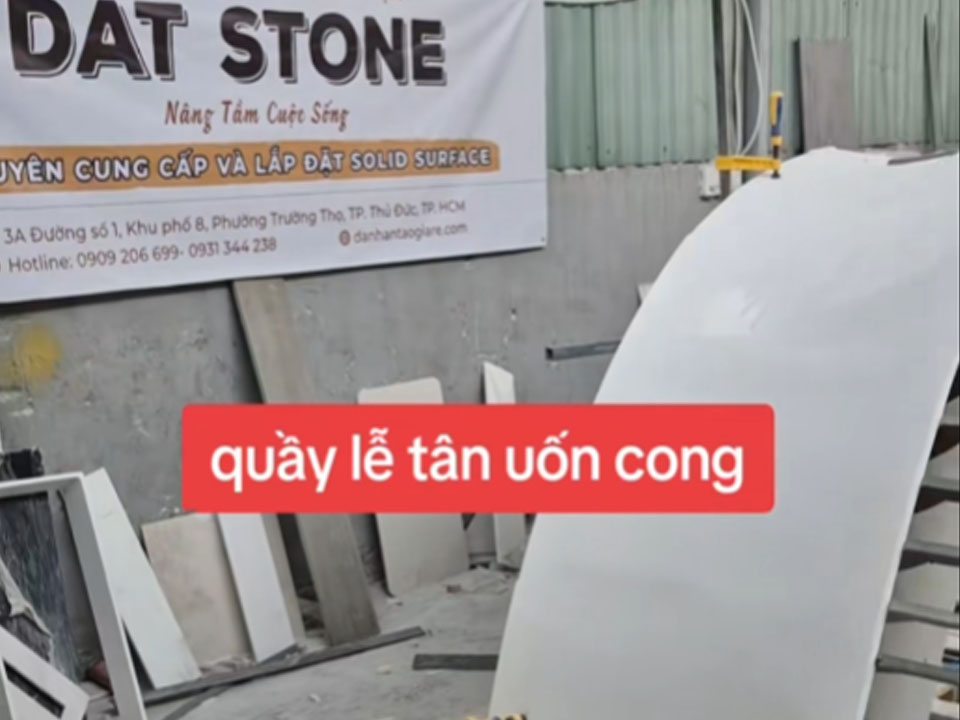 Quầy lễ tân uốn cong